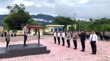 Kapolres Gayo Lues Serahkan Penghargaan kepada Anggota Berprestasi dalam Misi Sosial dan Kemanusiaan di Pedalaman